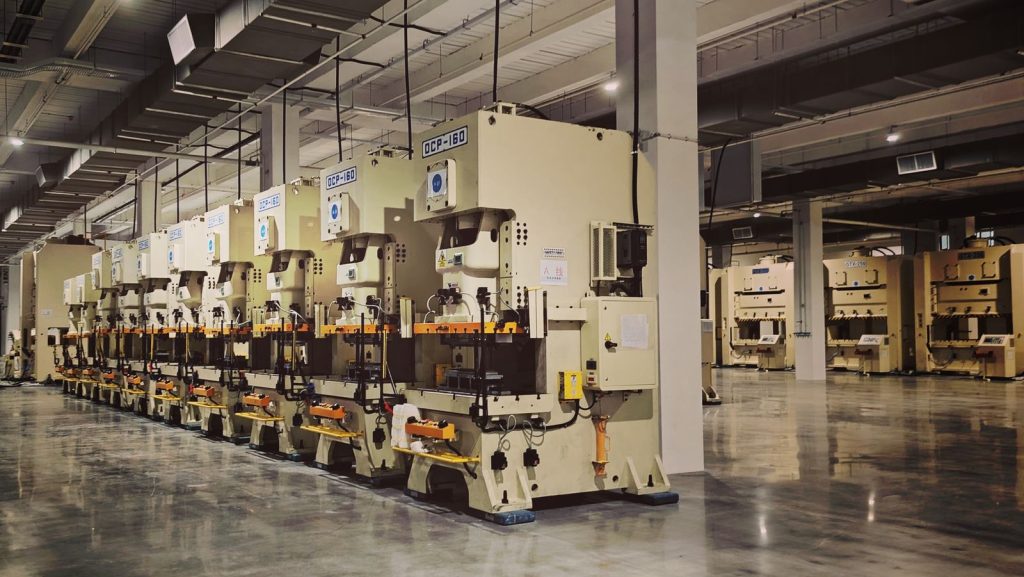 Uma fila de prensas numa linha de produção fabril